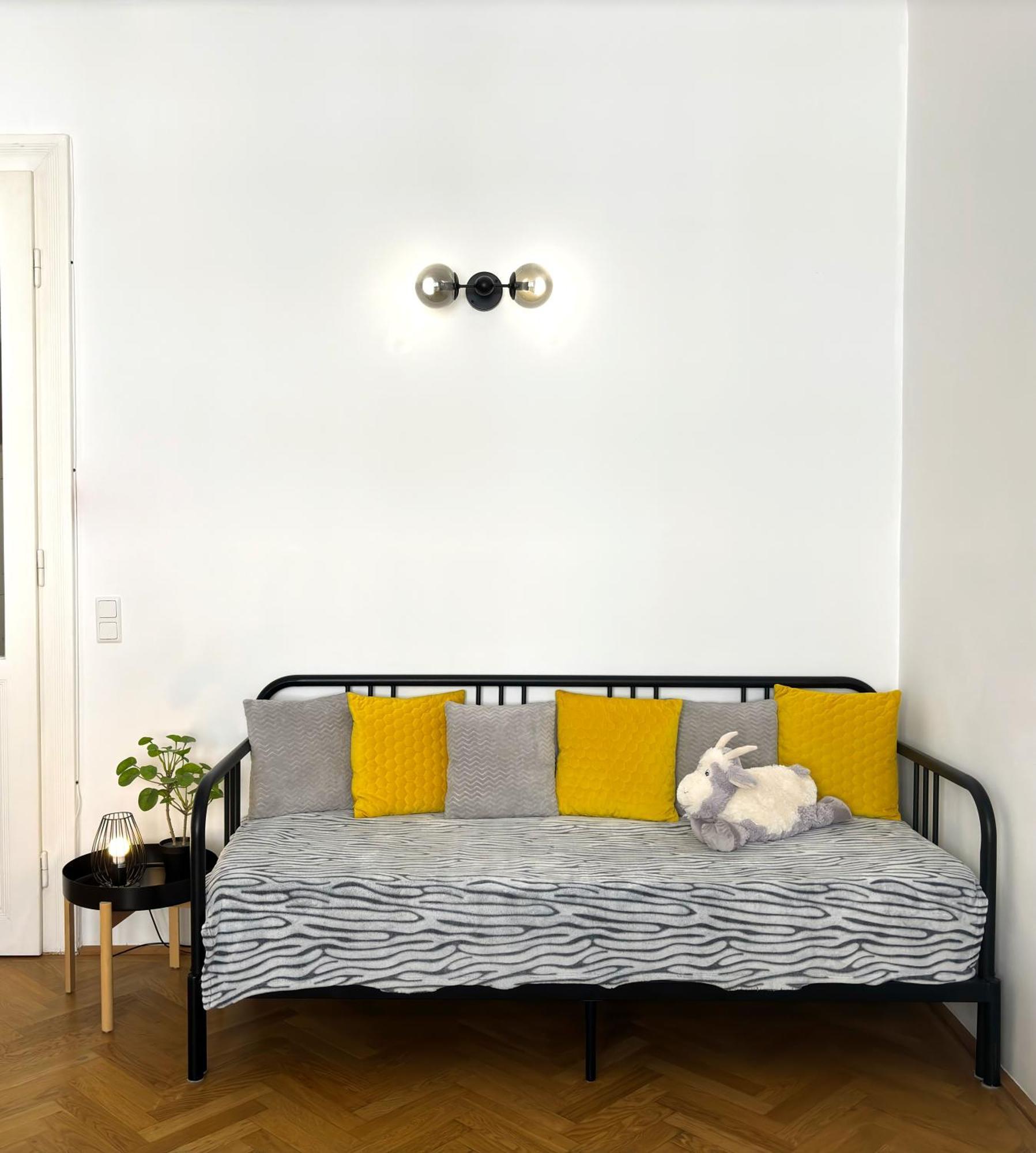 Mariahilfer 5 Min To The Schoenbrunn Palace And Shopping Center Appartement